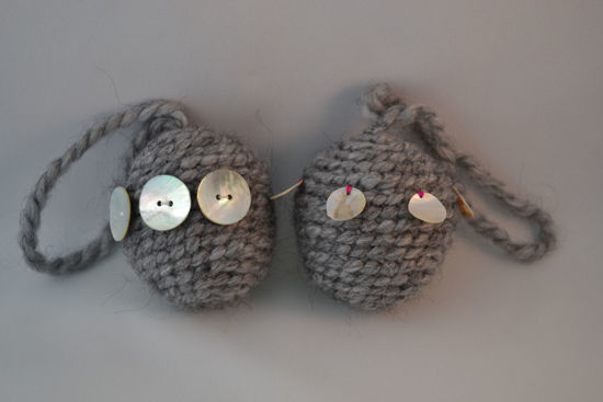 Afbeeldingen van 2 Sierbollen / kerstballen van grijze wol met knopen van schelp
