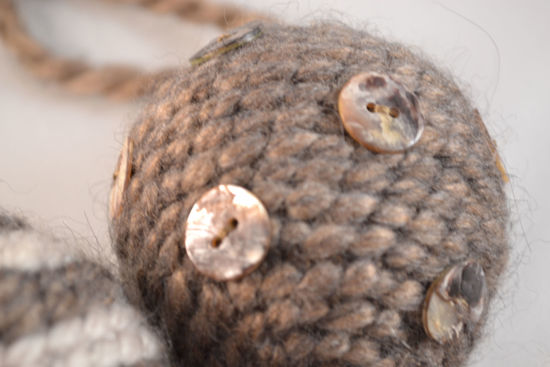 Afbeeldingen van Sierbal  / kerstbal van Bruine wol met bijzondere knoopjes