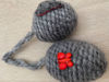 Afbeeldingen van 2 Sierballen van grijs wol of kerstballen