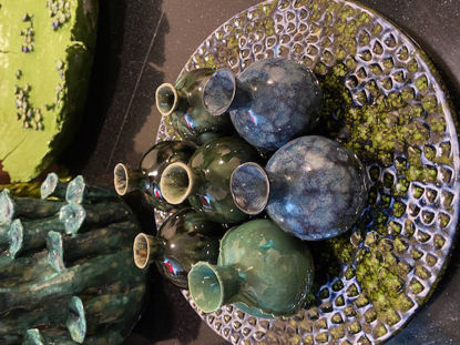 Afbeeldingen van Schaal met 7 vaasjes. Handgemaakt.